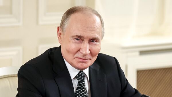 Президент РФ Владимир Путин во время встречи с руководителями международных информационных агентств (19 июня 2025). Санкт-Петербург - Sputnik Армения