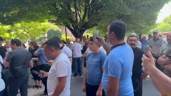 «Վերածնվող Արցախ» կազմակերպությունը բողոքի ակցիա է անցկացնում Կառավարության շենքի մոտ - Sputnik Армения