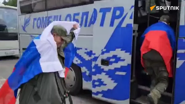 Минобороны РФ распространило кадры с вернувшимися с Украины на родину пленными - Sputnik Армения