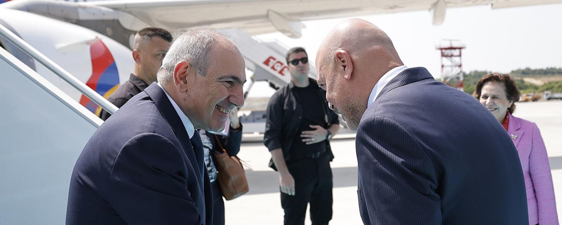 Премьер-министр Никол Пашинян прибыл в Турцию с рабочим визитом, его встретил замминистра иностранных дел Турции Беррис Экинджи (20 июня 2025). Стамбул - Sputnik Армения, 1920, 23.06.2025