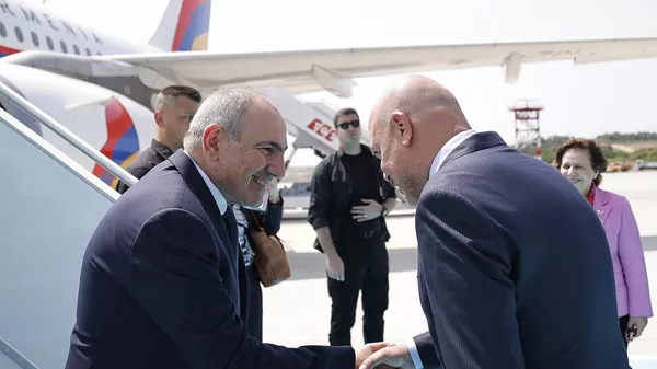 Премьер-министр Никол Пашинян прибыл в Турцию с рабочим визитом, его встретил замминистра иностранных дел Турции Беррис Экинджи (20 июня 2025). Стамбул - Sputnik Армения