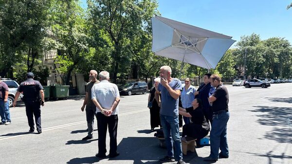 Родные пропавших без вести перекрыли проспект Баграмяна (19 июня 2025). Еревaн - Sputnik Армения