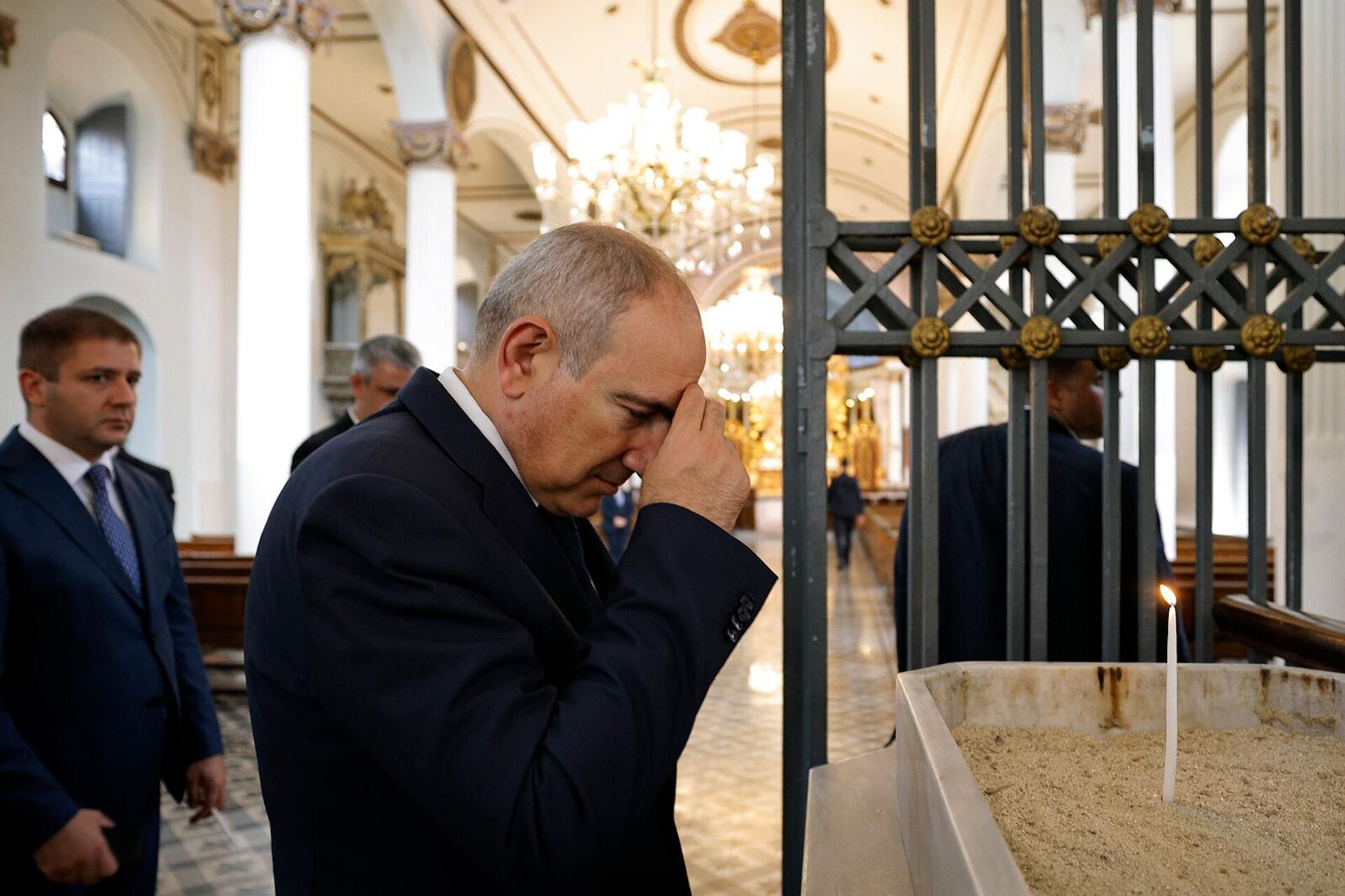 Премьер-министр Никол Пашинян посетил армянскую церковь Сурб Аствацацин (20 июня 2025). Стамбул Премьер-министр Никол Пашинян посетил армянскую церковь Сурб Аствацацин (20 июня 2025). Стамбул - Sputnik Армения, 1920, 20.06.2025