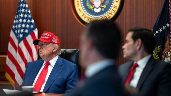 Дональд Трамп и его команда во время нанесения ударов по объектам в Иране (21 июня 2025). Вашингтон - Sputnik Армения