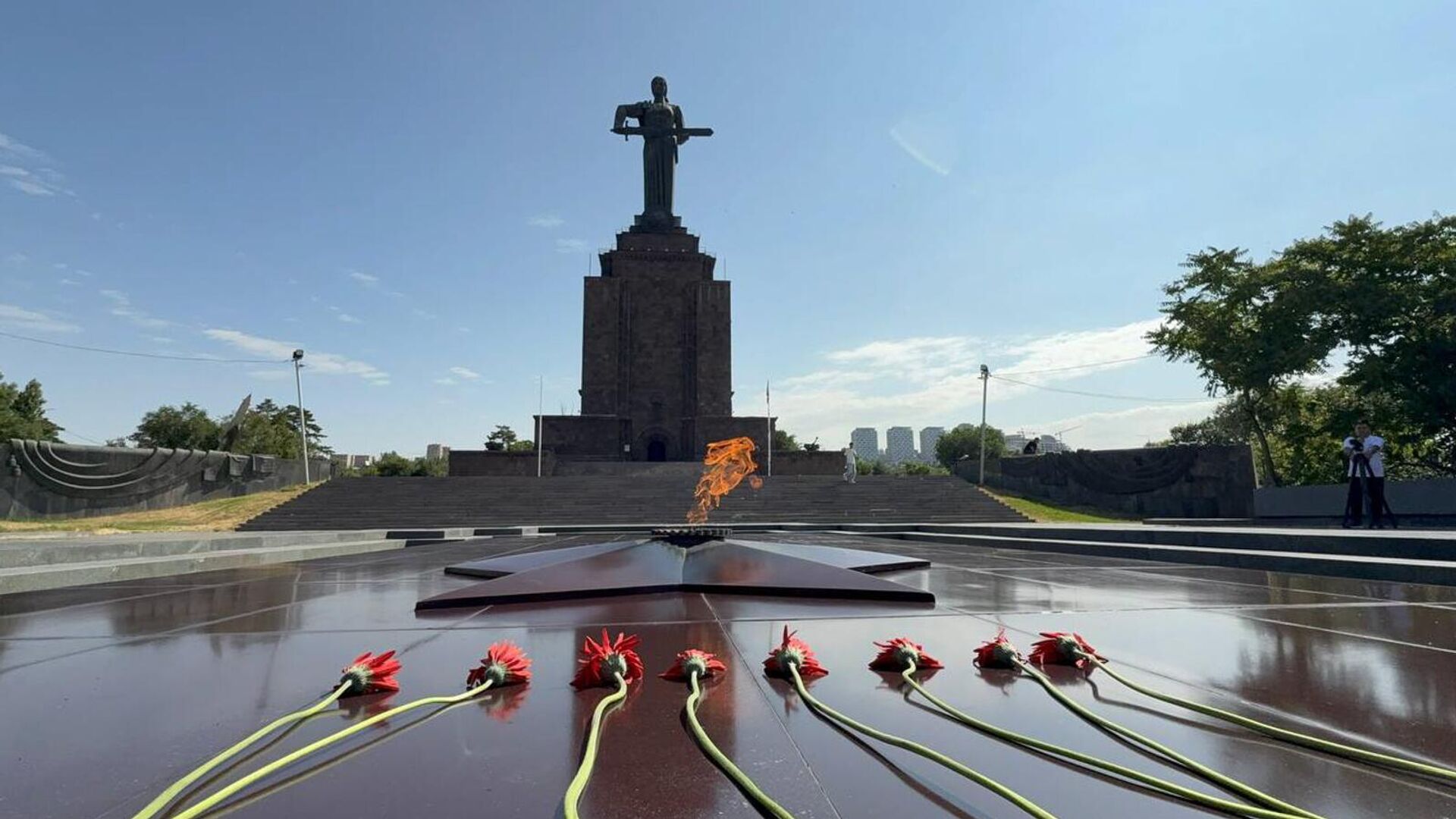 Возложение цветов к Вечному огню у памятника Мать Армения в парке Победы (22 июня 2025). Еревaн Возложение цветов к Вечному огню у памятника Мать Армения в парке Победы (22 июня 2025). Еревaн - Sputnik Արմենիա, 1920, 22.06.2025