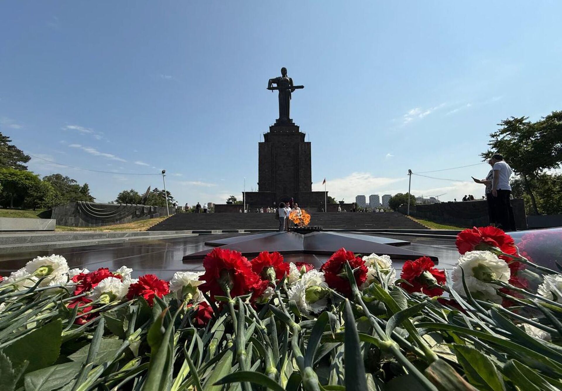 Возложение цветов к Вечному огню у памятника Мать Армения в парке Победы (22 июня 2025). Еревaн Возложение цветов к Вечному огню у памятника Мать Армения в парке Победы (22 июня 2025). Еревaн - Sputnik Արմենիա, 1920, 22.06.2025