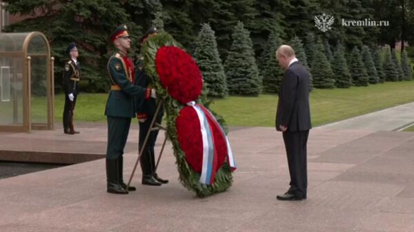 Путин возложил венок к Могиле Неизвестного Солдата у Кремлевской стены в 84-годовщину начала ВОВ - Sputnik Армения