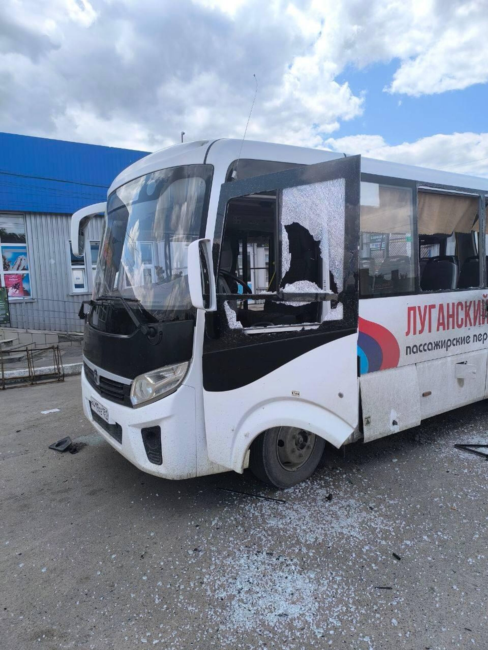 Поврежденные в результате атаки дрона ВСУ автобусы в городе Сватово (22 июня 2025). ЛНР - Sputnik Армения, 1920, 22.06.2025