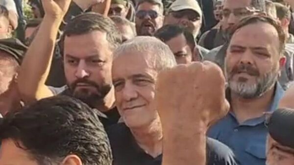 Президент Масуд Пезешкиан на народном митинге в Тегеране на площади Революции, осуждающем американскую агрессию - Sputnik Армения
