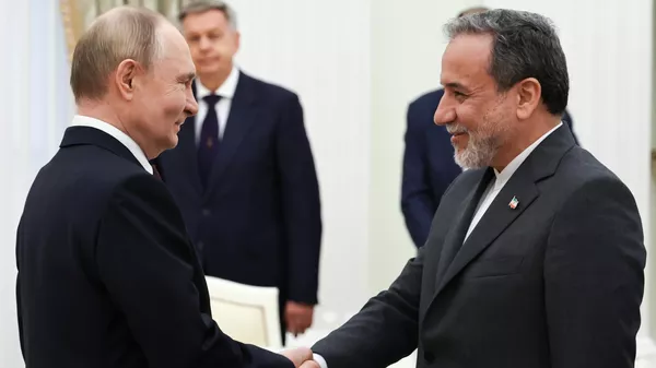 Президент РФ Владимир Путин и министр иностранных дел Ирана Аббас Аракчи во время встречи (23 июня 2025). Москвa - Sputnik Армения