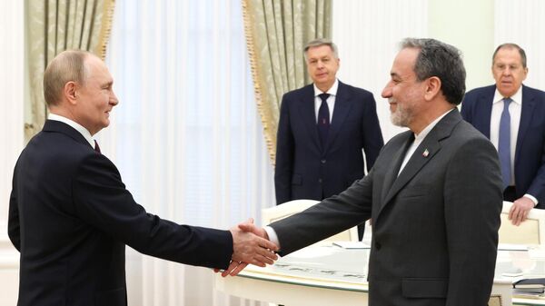 Президент РФ Владимир Путин и министр иностранных дел Ирана Аббас Аракчи во время встречи (23 июня 2025). Москвa - Sputnik Армения