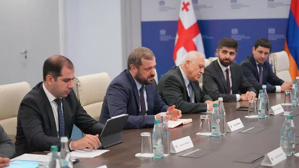 Министр экономики Геворг Папоян и председатель Комитета государственных доходов Эдуард Акопян встретились с первым вице-премьер-министром Грузии, министром экономики и устойчивого развития Леваном Давиташвили, министром сельского хозяйства и окружающей среды Давидом Сонгулашвили, а также с начальником Службы государственных доходов Ираклием Бераия (23 июня 2025). Тбилиси - Sputnik Армения