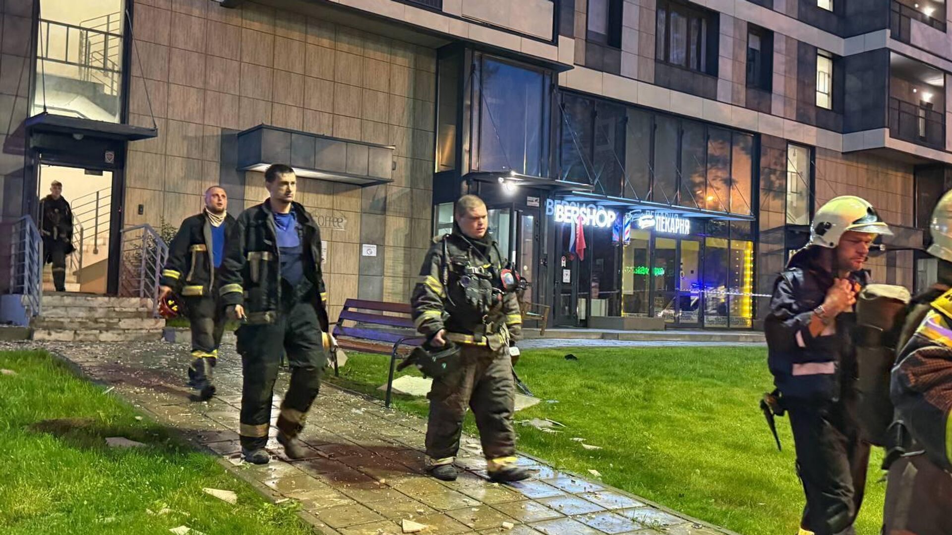 Спасатели на месте попадания дрона ВСУ в жилой дом (24 июня 2025). Красногорск Спасатели на месте попадания дрона ВСУ в жилой дом (24 июня 2025). Красногорск - Sputnik Армения, 1920, 24.06.2025
