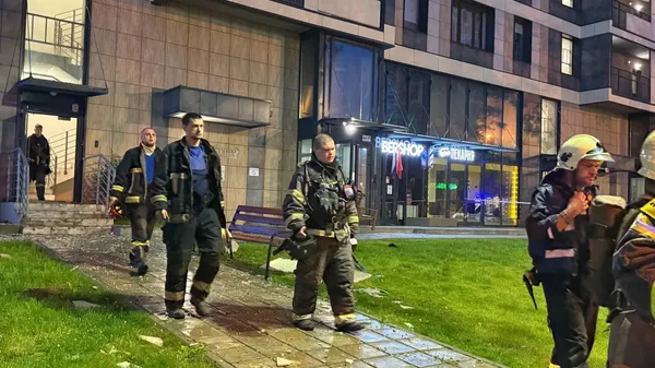 Спасатели на месте попадания дрона ВСУ в жилой дом (24 июня 2025). Красногорск - Sputnik Армения