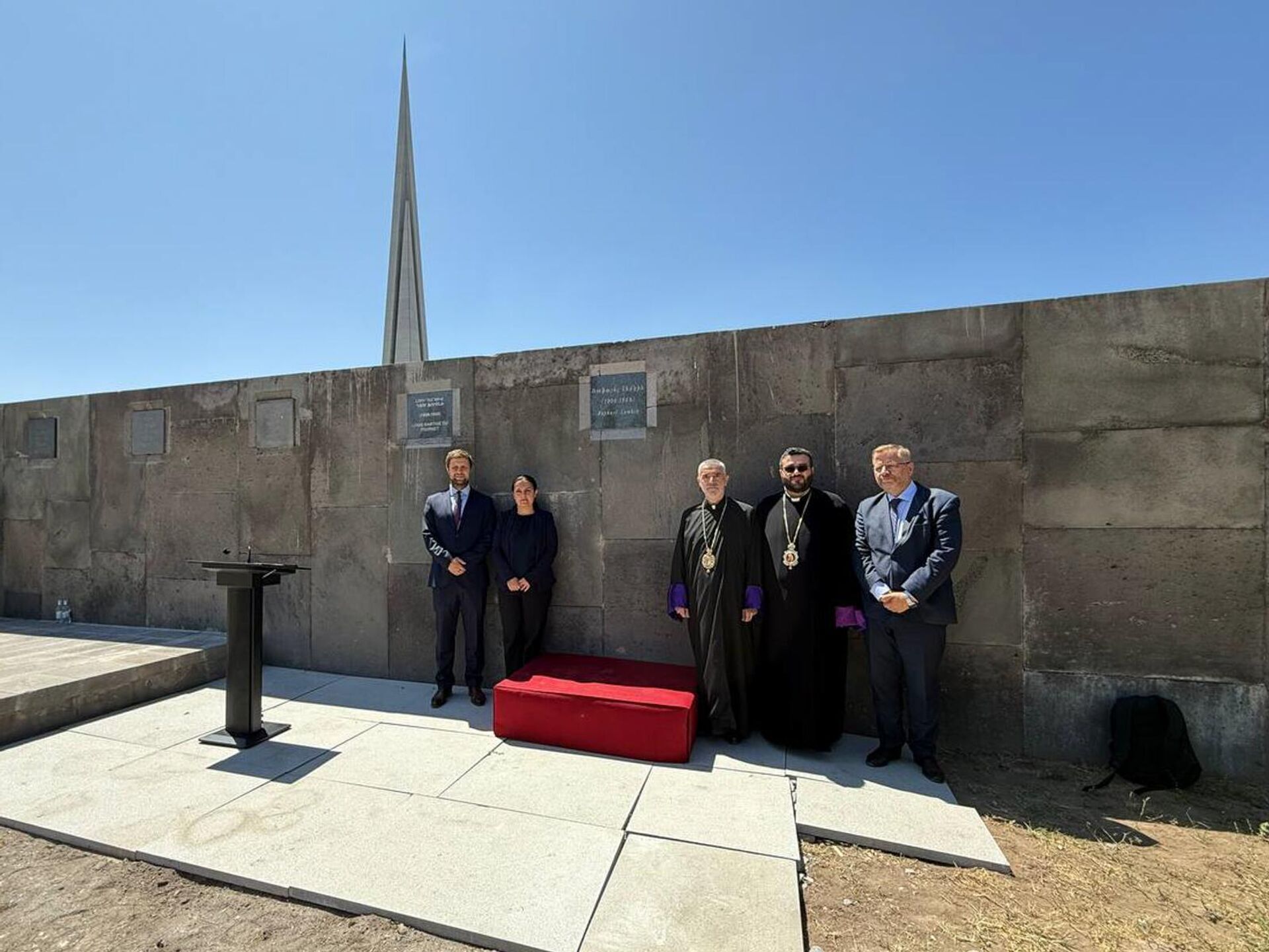 Торжественная церемония закладки земли с могилы Рафаэля Лемкина в Мемориальную стену в Цицернакаберде и открытие памятного камня в знак признания его большого вклада в признание и предотвращение геноцидов (24 июня 2025). Еревaн Торжественная церемония закладки земли с могилы Рафаэля Лемкина в Мемориальную стену в Цицернакаберде и открытие памятного камня в знак признания его большого вклада в признание и предотвращение геноцидов (24 июня 2025). Еревaн - Sputnik Армения, 1920, 24.06.2025