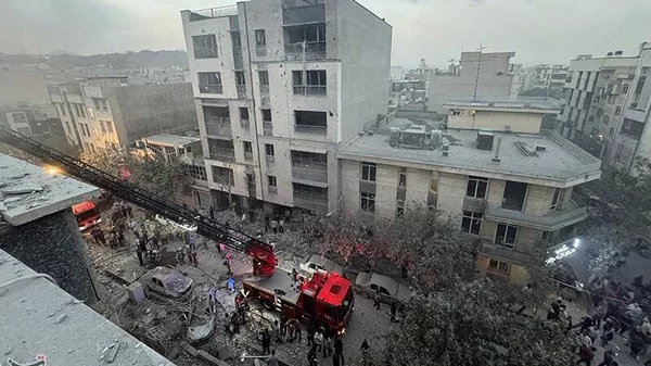 Спасатели на месте взрыва после израильской атаки в Тегеране (13 июня 2025). Иран - Sputnik Армения