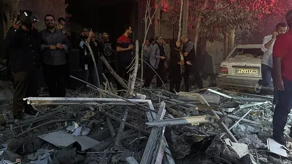 Спасатели на месте взрыва после израильской атаки в Тегеране (13 июня 2025). Иран - Sputnik Армения