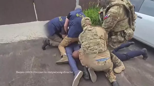 ФСБ задержала замначальника полиции и главу уголовного розыска Калужской области за легализацию 50 тысяч мигрантов - Sputnik Армения