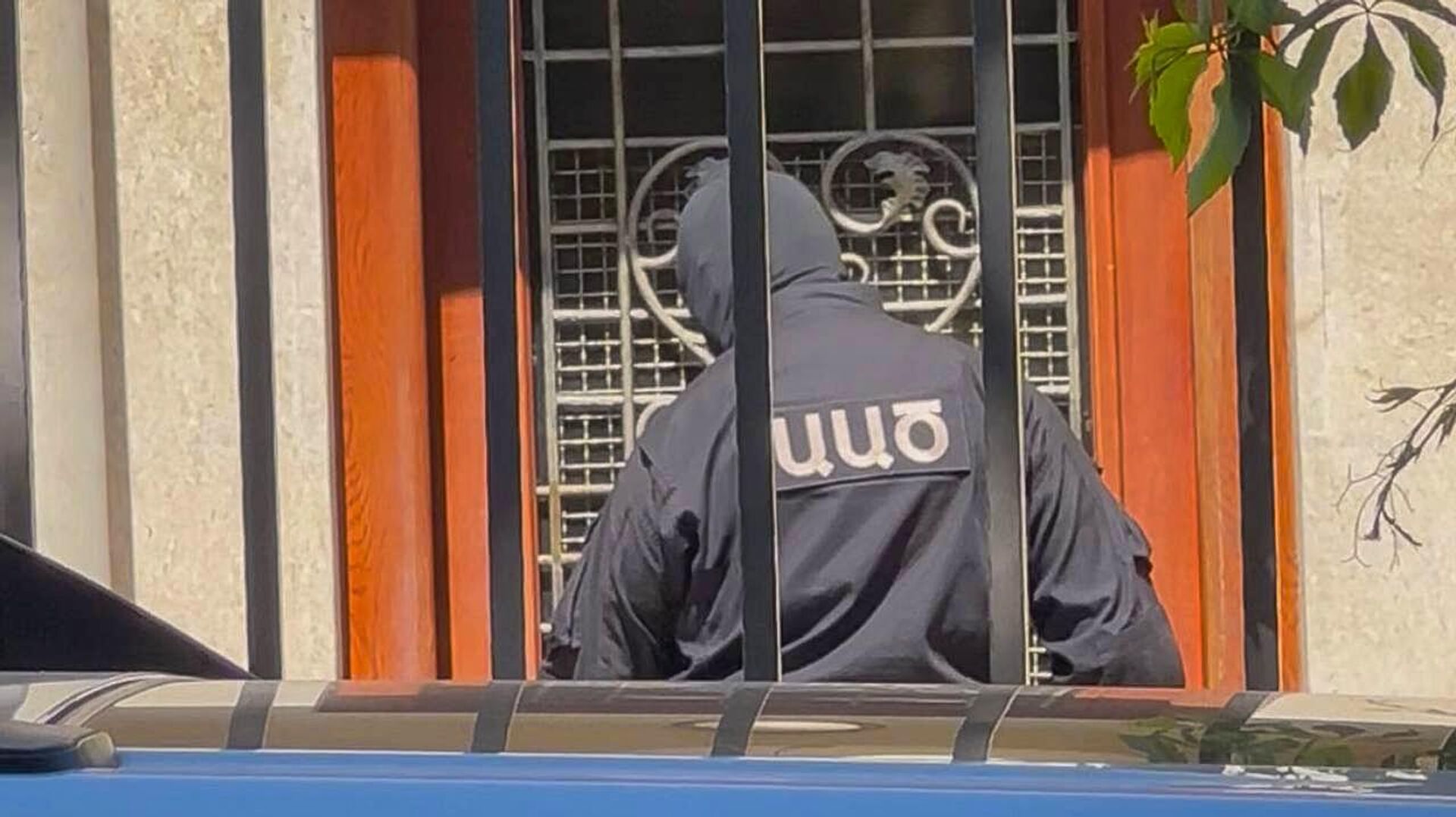 Сотрудник СНБ во время обысков дома Баграта Галстаняна (25 июня 2025). Еревaн - Sputnik Արմենիա, 1920, 25.06.2025