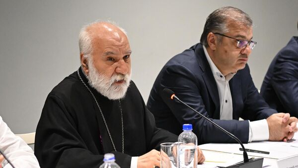 Архиепископ Натан Ованнисян на конференции на тему Армянская Апостольская Церковь, государственное строительство и внешняя политика (25 июня 2025). Еревaн - Sputnik Армения