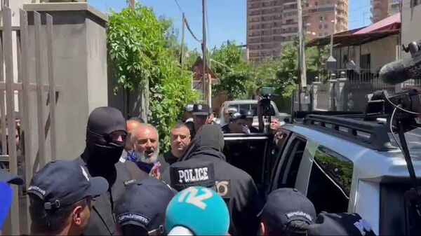 Архиепископа Баграта Галстаняна увезли сотрудники СНБ после обысков в его доме - Sputnik Армения