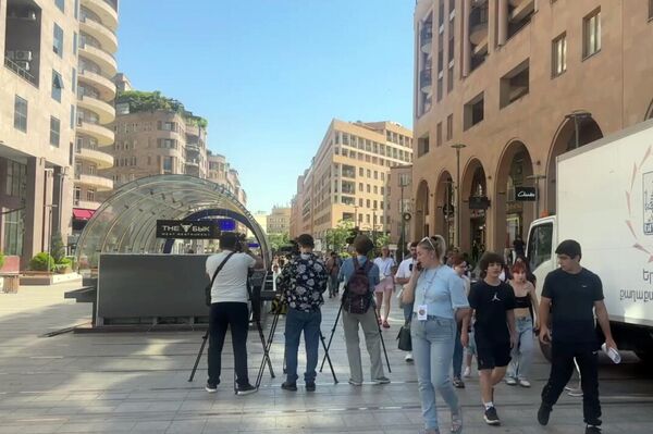Հյուսիսային պողոտայում ապամոնտաժում են Սամվել Կարապետյանի լուսանկարով էկրանները - Sputnik Արմենիա