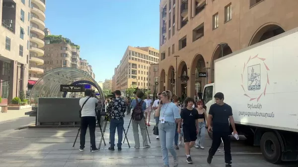 Мэрия Еревaна демонтирует рекламные мониторы на Северном проспекте (25 июня 2025). Еревaн - Sputnik Армения