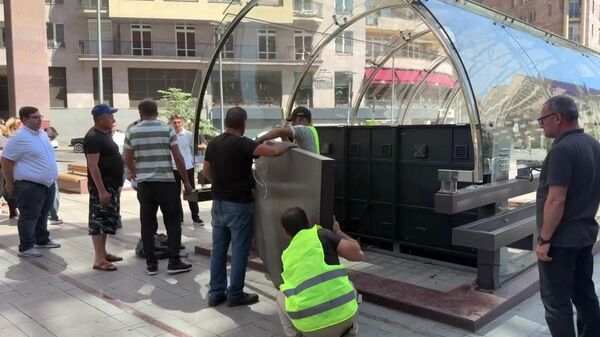 Мэрия Еревaна демонтирует рекламные мониторы на Северном проспекте (25 июня 2025). Еревaн - Sputnik Армения