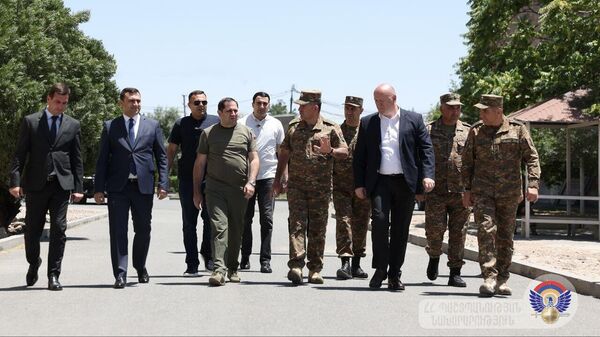 Министр обороны Сурен Папикян посетил один из учебных центров Вооруженных сил Армении - Sputnik Армения