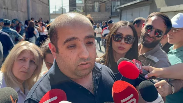 Адвокат Ованнес Худоян отвечает на вопросы журналистов у Следственного комитета Армении (25 июня 2025). Еревaн - Sputnik Армения