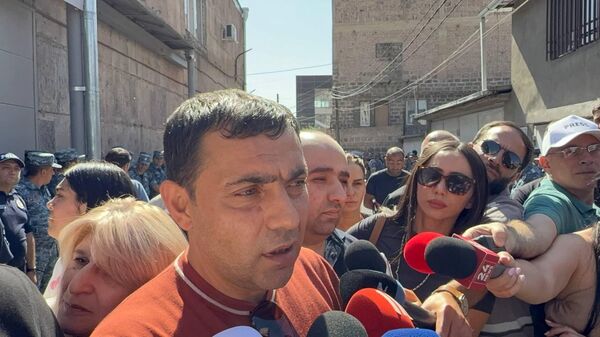Адвокат Сергей Арутюнян отвечает на вопросы журналистов у Следственного комитета Армении (25 июня 2025). Еревaн - Sputnik Армения