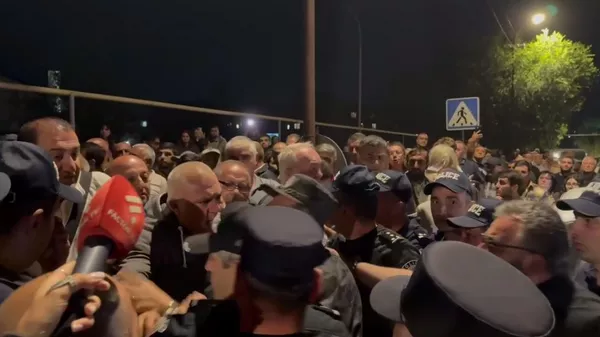 Во дворе суда произошел инцидент между сторонниками архиепископа Баграта и сотрудниками полиции. - Sputnik Армения