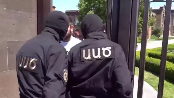 Сотрудники СНБ в масках вошли на территорию Первопрестольного Эчмиадзина - Sputnik Армения