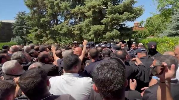 Потасовка между полицейскими и священниками возникла в Первопрестольном Эчмиадзине - Sputnik Армения
