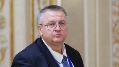 Заместитель председателя правительства РФ Алексей Оверчук перед началом заседания Высшего Евразийского экономического совета (27 июня 2025). Минск