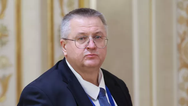 Заместитель председателя правительства РФ Алексей Оверчук перед началом заседания Высшего Евразийского экономического совета (27 июня 2025). Минск - Sputnik Армения