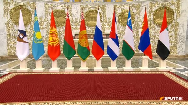 Флаги в фойе заседания Высшего Евразийского экономического совета, где нет флага Армении (27 июня 2025). Минск - Sputnik Армения