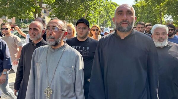 Предстоятель Ширакской епархии архиепископ Микаел Аджапахян направляется в Ереван (27 июня 2025). Эчмиадзин - Sputnik Армения