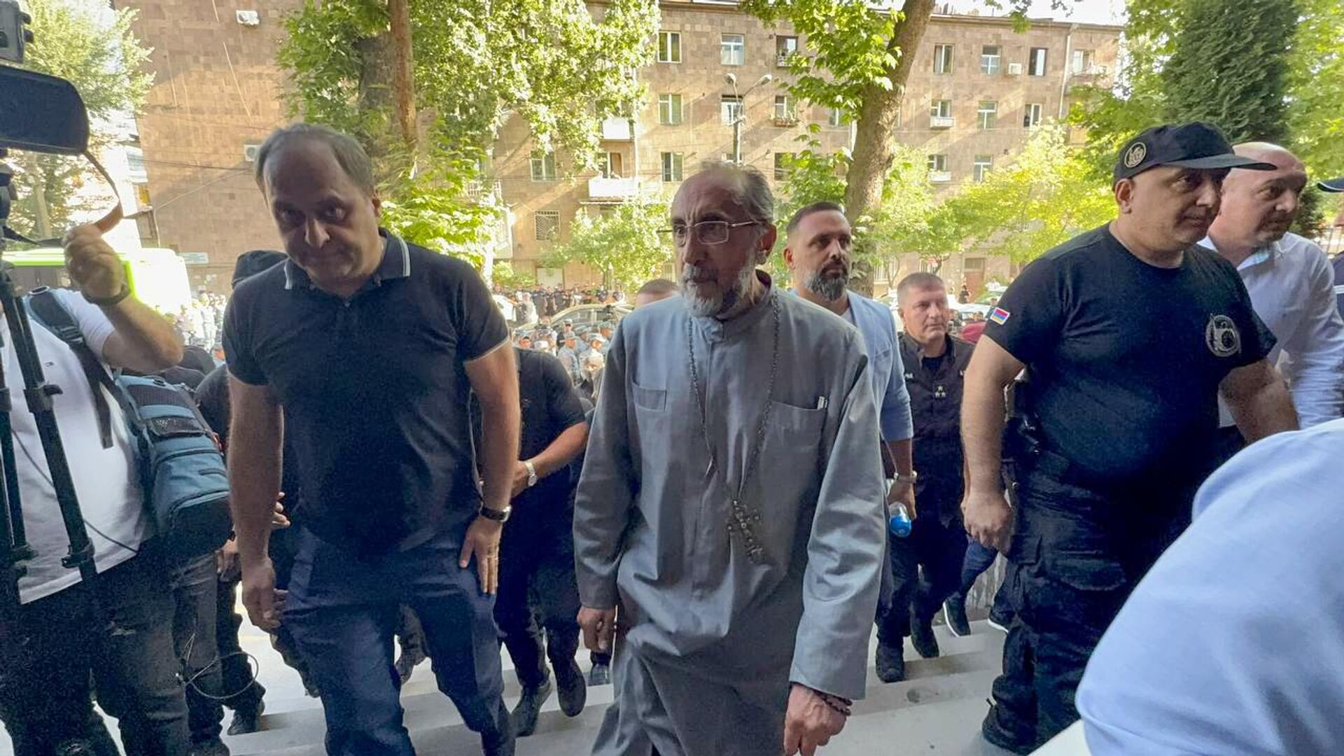 Предстоятель Ширакской епархии архиепископ Микаел Аджапахян прибыл в Следственный комитет (27 июня 2025). Еревaн Предстоятель Ширакской епархии архиепископ Микаел Аджапахян прибыл в Следственный комитет (27 июня 2025). Еревaн - Sputnik Армения, 1920, 27.06.2025