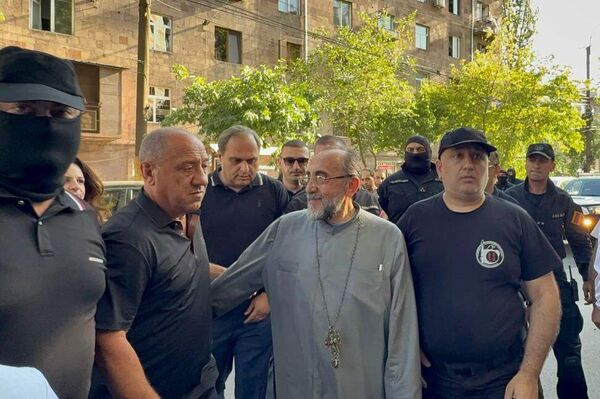Предстоятель Ширакской епархии архиепископ Микаел Аджапахян прибыл в Следственный комитет (27 июня 2025). Еревaн Предстоятель Ширакской епархии архиепископ Микаел Аджапахян прибыл в Следственный комитет (27 июня 2025). Еревaн - Sputnik Армения
