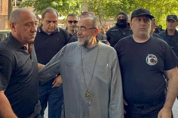 Предстоятель Ширакской епархии архиепископ Микаел Аджапахян прибыл в Следственный комитет (27 июня 2025). Еревaн - Sputnik Армения