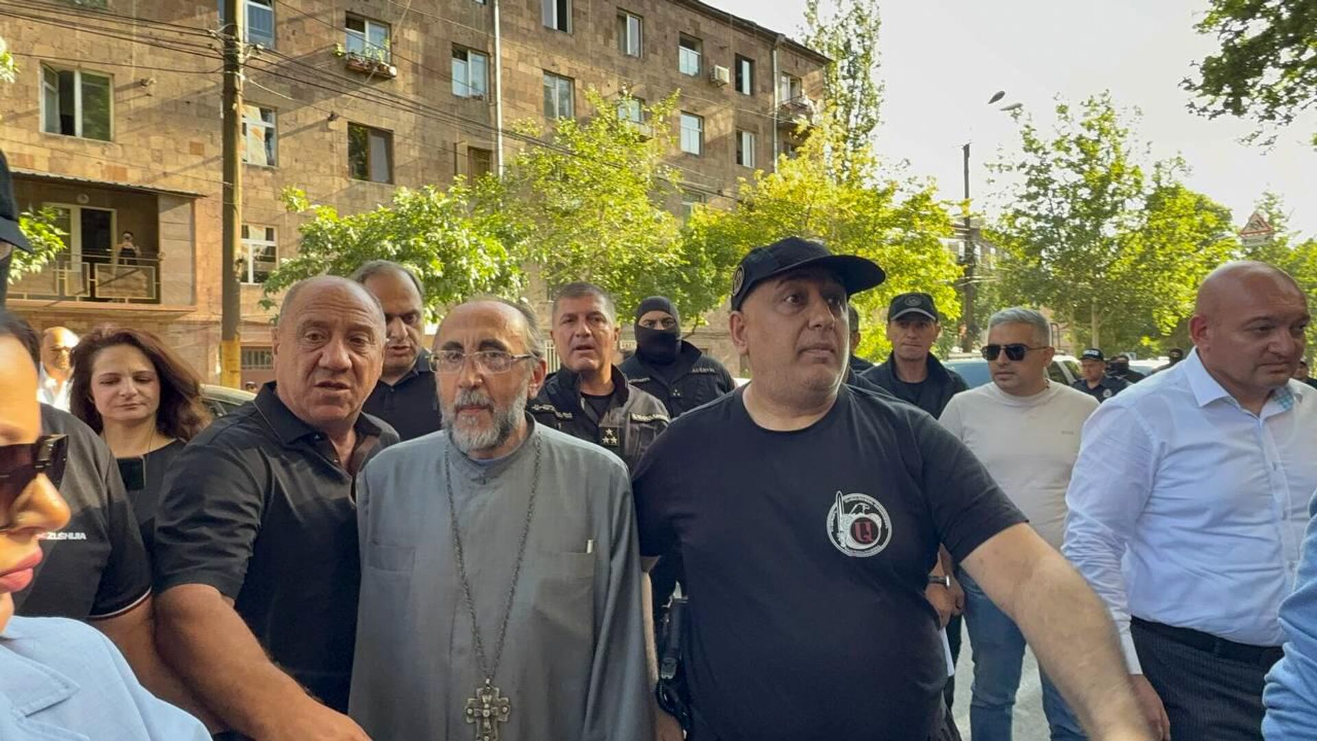 Предстоятель Ширакской епархии архиепископ Микаел Аджапахян прибыл в Следственный комитет (27 июня 2025). Еревaн Предстоятель Ширакской епархии архиепископ Микаел Аджапахян прибыл в Следственный комитет (27 июня 2025). Еревaн - Sputnik Армения, 1920, 27.06.2025