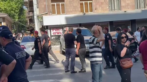 Քննչական կոմիտեի շենքի մոտից ոստիկանները շարունակում են բերման ենթարկել մարդկանց - Sputnik Արմենիա