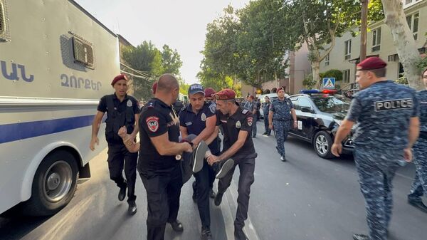 Полиция задерживает собравшихся у здания Следственного комитета (27 июня 2025). Еревaн - Sputnik Армения
