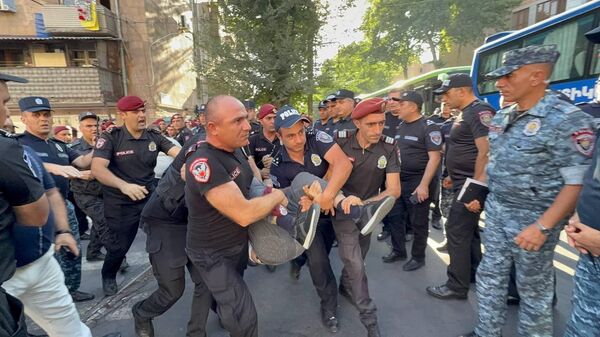 Ձերբակալություններ ՔԿ–ի մոտից - Sputnik Արմենիա