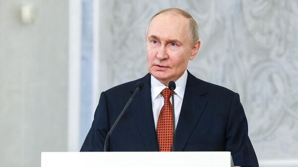 Президент РФ Владимир Путин отвечает на вопросы журналистов по итогам саммита ЕАЭС (27 июня 2025). Минск - Sputnik Армения