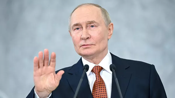 Президент РФ Владимир Путин отвечает на вопросы журналистов по итогам саммита ЕАЭС (27 июня 2025). Минск - Sputnik Армения