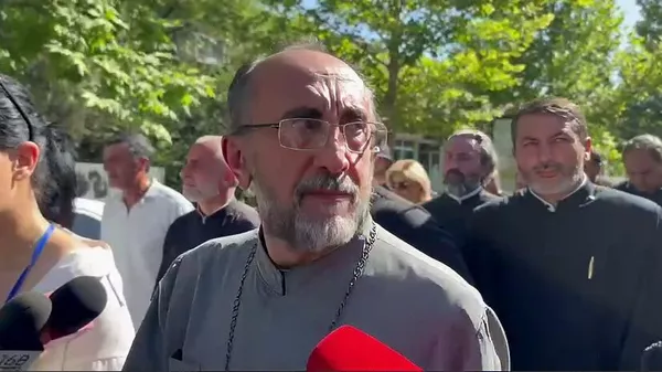 Предстоятель Ширакской епархии архиепископ Микаел Аджапахян направляется в Ереван (27 июня 2025). Эчмиадзин - Sputnik Армения
