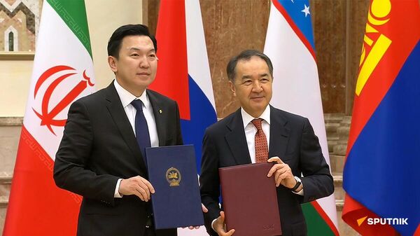 Председатель Коллегии Евразийской экономической комиссии Бакытжан Сагинтаев и первый вице-премьер Монголии Ням-Осорын Учрал и во время церемонии подписания временного торгового соглашения между ЕАЭС и Монголией (27 июня 2025). Минск - Sputnik Армения