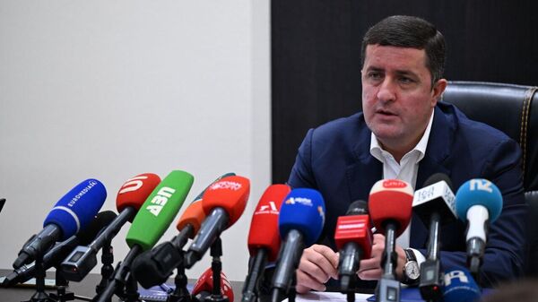 Временно исполняющий обязанности генерального директора ЗАО Электросети Армении Давид Казинян во время пресс-конференции (30 июня 2025). Еревaн - Sputnik Армения